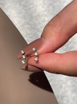 עגיל קשת בשיבוץ שלושה יהלומים